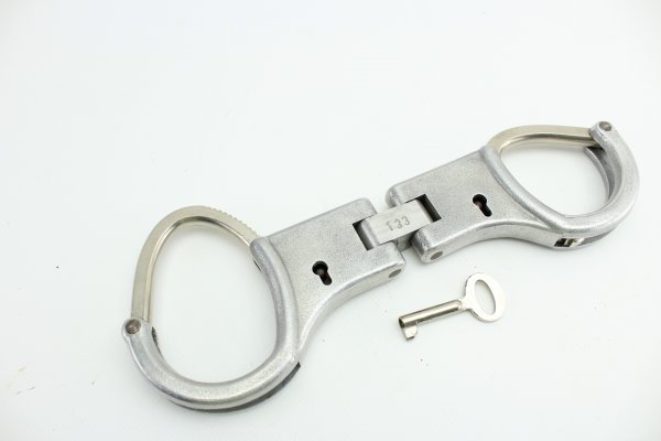NVA Polizei MfS - Handschellen mit einem Schlüssel, bezeichnet 333.