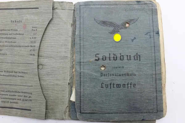 Soldbuch der Luftwaffe mit Eintragungen, Lichtbild  und Auszeichnungen