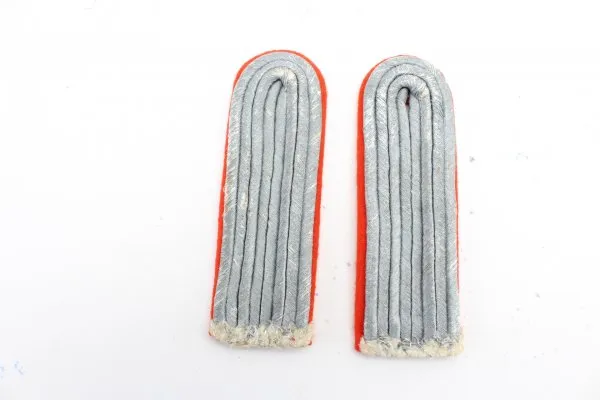 Pair of shoulder boards for a lieutenant in the Wehrmacht artillery