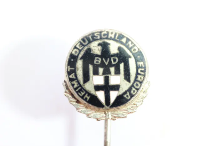 Nadel Bund der Vertriebenen (BDV). Silberne Ehrennadel. Bronze versilbert und emailliert.