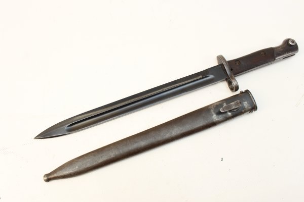 WW1 bayonet M 1904 German, I. WW, blade manufacturer Simson & Co/ Suhl  Head piece stamped with H158, manufacturer on the blade Simson & Co/ Suhl, blade length approx. 29.5 cm, total length approx. 43 cm. Proof of age, submission from 18 years
