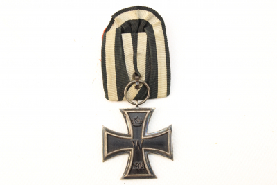 ww1 Iron Cross 2nd Class on a single clasp, both with manufacturer