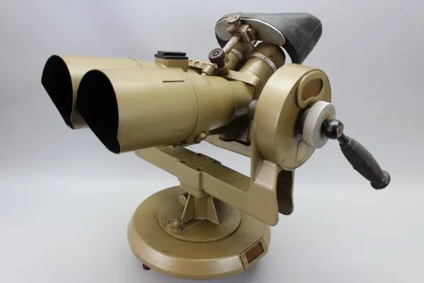 NVA Militär Optik Fernglas Flak Glas 10x80 Flakfernrohr mit Stirnstütze 