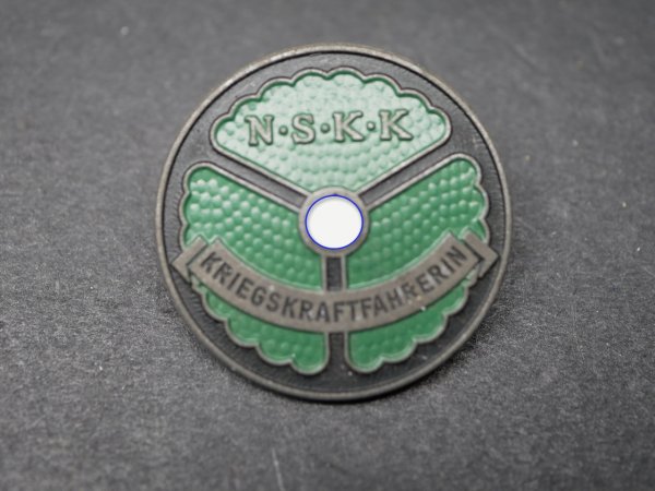 Nationalsozialistisches Kraftfahrkorps ( NSKK ) - Abzeichen " Kriegskraftfahrerin " mit Hersteller M1/35