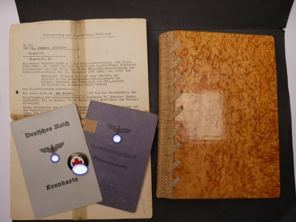 Nachlass einer DRK Helferin in Finnland - Abzeichen + Kennkarte + Verwendungsbuch + Fotoalbum / Erinnerungsbuch