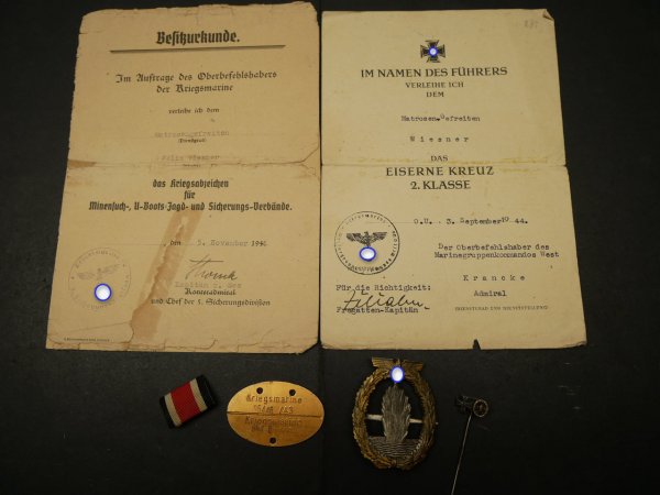 Small marine estate of a sailor corporal - certificate for EK2 + minesweeper + minesweeper badge + identification tag + field clasp + miniature
