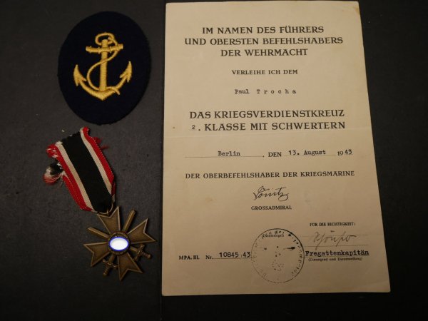 Kleiner Kriegsmarine Nachlass - Urkunde + Orden zum KVK 2. Klasse mit Hersteller 92 + Ärmelabzeichen