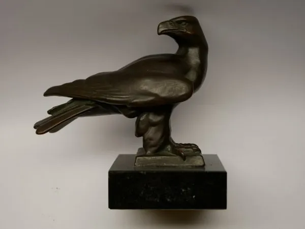 Paperweight / desk decoration in the shape of an eagle