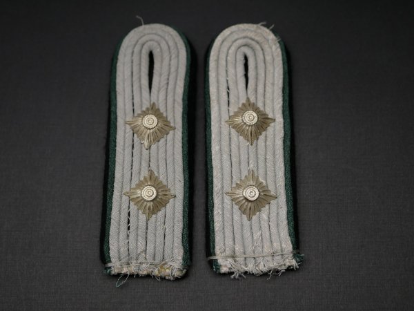 Waffen-SS pair of shoulder boards for an SS-Hauptsturmführer - Mountain Infantry or SD Security Service