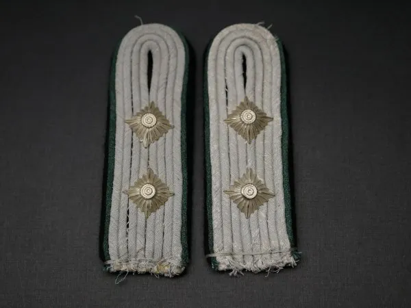 Waffen-SS pair of shoulder boards for an SS-Hauptsturmführer - Mountain Infantry or SD Security Service