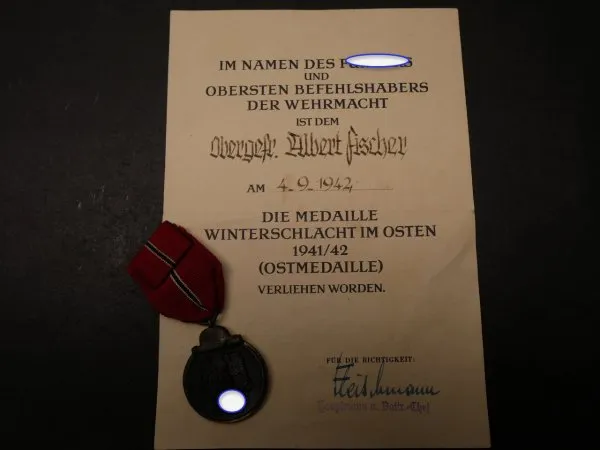 Medaille Winterschlacht im Osten 1941/42 (Ostmedaille) am Band + Urkunde