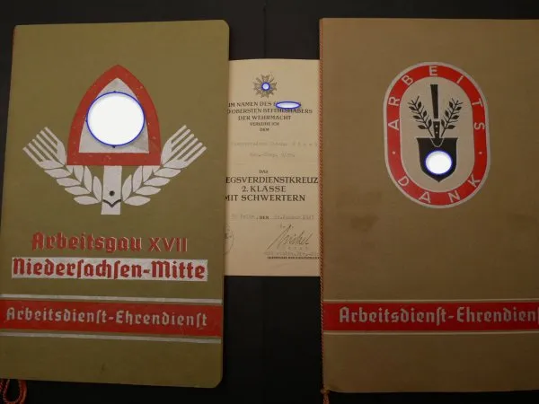 Urkunde zum KVK Kriegsverdienstkreuz 2. Klasse mit Schwertern + zwei RAD Alben vom selben Mann