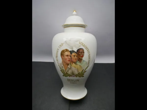 Meissen - Large Lidded Vase / Cup "For Peace and Friendship between Nations" Berlin 1951 - For outstanding sporting achievements