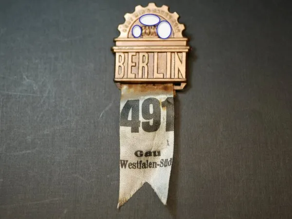 Abzeichen Berlin - Gebt mir 4 Jahre Zeit am Seidenband Gau Westfalen-Süd 491