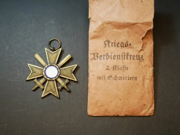 KVK - Kriegsverdienstkreuz 2. Klasse mit Schwerter Hersteller 67 H. Kreisel, Gablonz + Tüte Gustav Hörter, Pforzheim