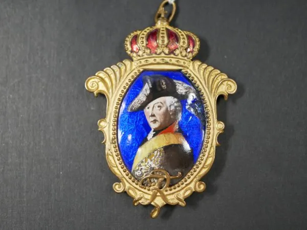 Anhänger / Medaillon - Bekröntes Bildnis von König Friedrich II. von Preußen und Initialen für Fridericus Rex