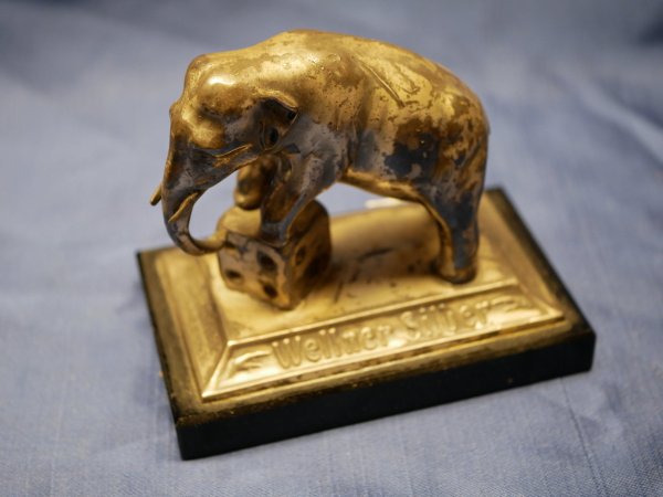 Advertising figure Wellner Silver - Elephant standing on cube