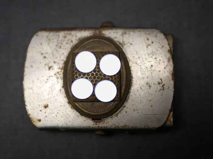 Kleines Sympathie Koppelschloss mit liegenden HK. Maße 48 x 32 mm