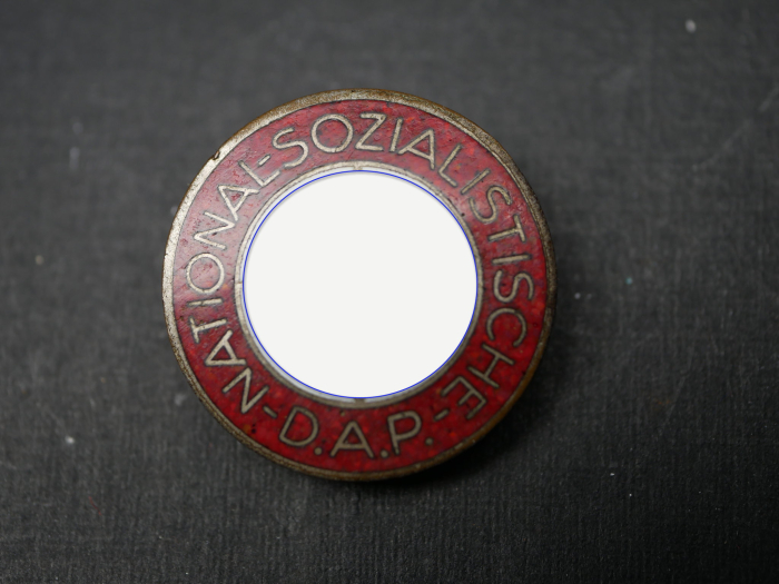 Knopfloch Parteiabzeichen in 23 mm Ausführung vom Hersteller RZM M1/105 Hermann Aurich, Dresden