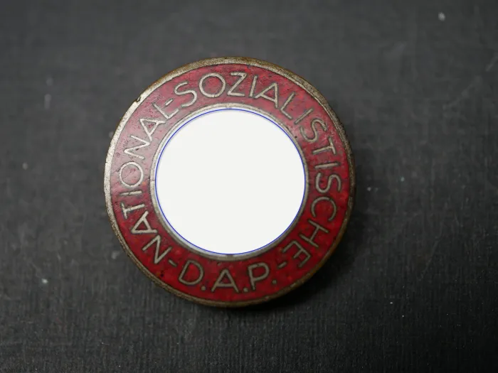 Knopfloch Parteiabzeichen in 23 mm Ausführung vom Hersteller RZM M1/105 Hermann Aurich, Dresden