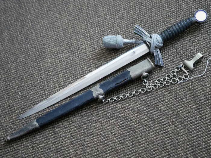 DLV / Luftwaffe Offiziersdolch, sogenannter Borddolch - 1. Modell mit versplinteten Scheidenbeschläge vom Hersteller Hörster Solingen