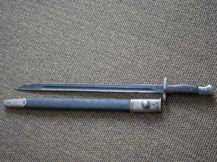 WW1 England Bajonett P1907 mit vielen Punzen guter getragener Zustand. Länge 56,5 cm