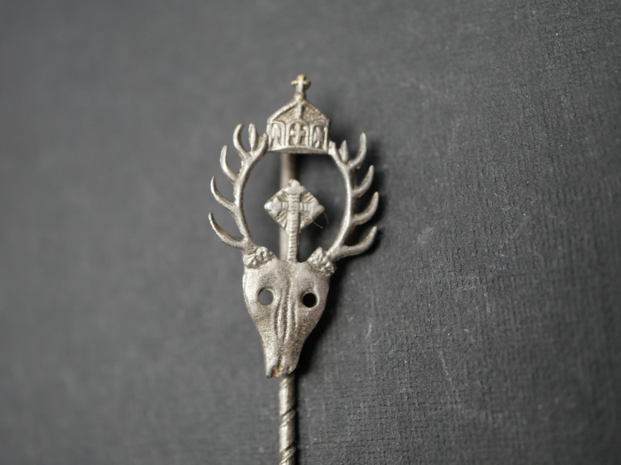 Badge – Deutscher Jägerbund, 22 mm, on a long pin