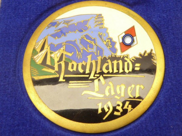Emaillierte HJ Plakette "Hochland - Lager 1934" mit Hersteller