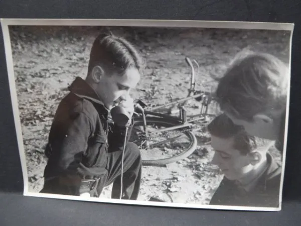 Photo DJ - "German youth at the registration service"