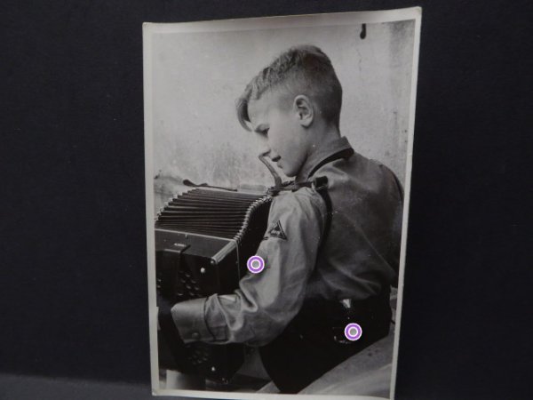 Foto HJ - "Hitler Junge beim Akkordeon spielen"  mit HJ Dolch - Propaganda Abteilung Stuttgart