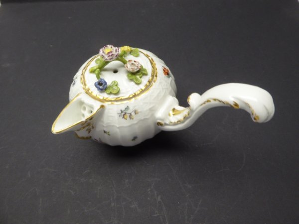 Meissen around 1745/1750 - Jug with console spout and raised rocaille-decorated handle with firestone relief