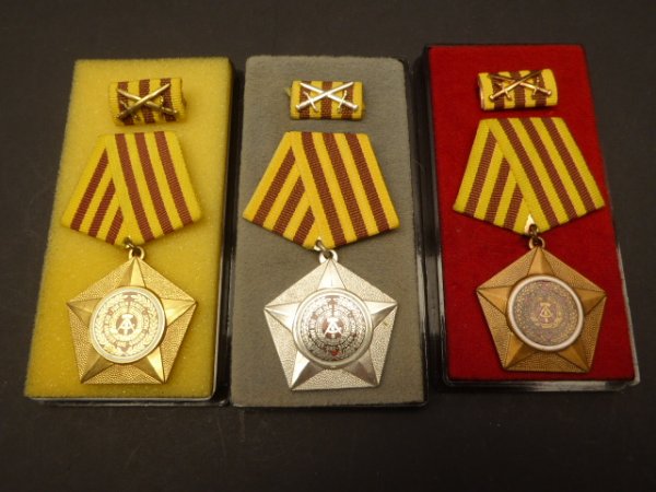 DDR NVA Kampforden "Für Verdienste um Volk und Vaterland" 1. Modell in Gold + Silber + Bronze