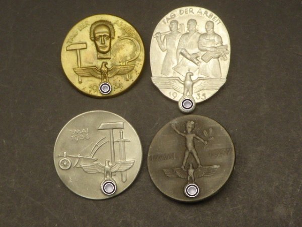 4 Abzeichen - 1. Mai 1934 / 1935 / 1936 / 1937