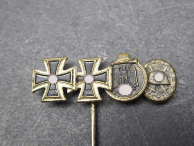 Badge / pin with miniatures - EK1 + EK2 + WISO + VWA