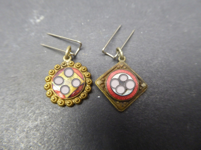 Badge - Two pendants with HK