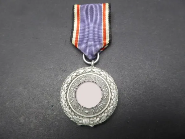 Medaille - Luftschutz-Ehrenzeichen 2.Stufe am Band, Aluminium