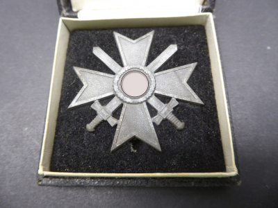 Orden - Kriegsverdienstkreuz mit Schwertern 1.Klasse, Hersteller 4 (Steinhauer & Lück, Lüdenscheid) im Etui