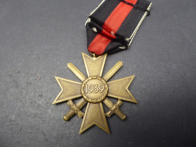 KVK Kriegsverdienstkreuz 2. Klasse mit Schwerter am Sudetenband, Hersteller 61