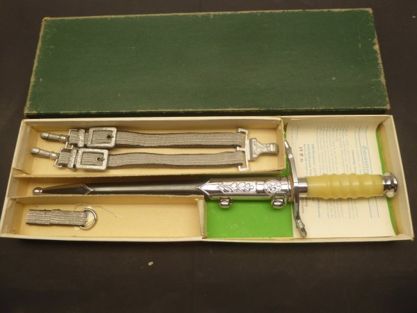 GDR NVA army service dagger with hanger + guarantee certificate from 1984 in box.