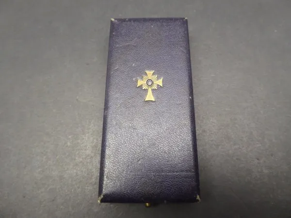 Etui zum Mutterkreuz in Gold - Hersteller Deumer Lüdenscheid