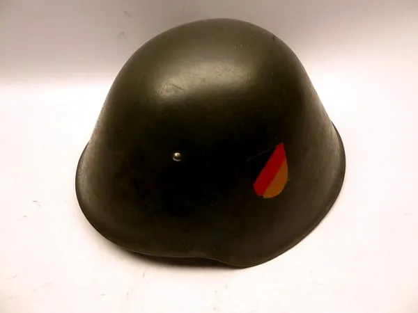 DDR NVA Stahlhelm mit einem Emblem - 1. Modell M56 - Größe 2 - 3. Quartal 1961