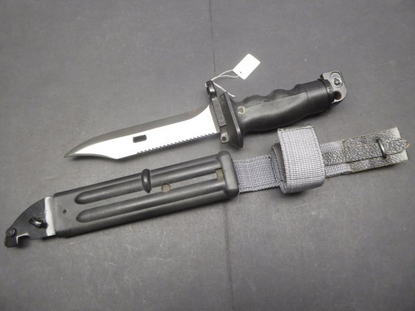 Combat knife 87 - KM87 number 1091 with accompanying booklet