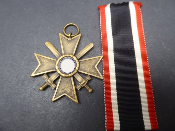KVK Kriegsverdienstkreuz 2. Klasse mit Schwerter am Band, Buntmetall