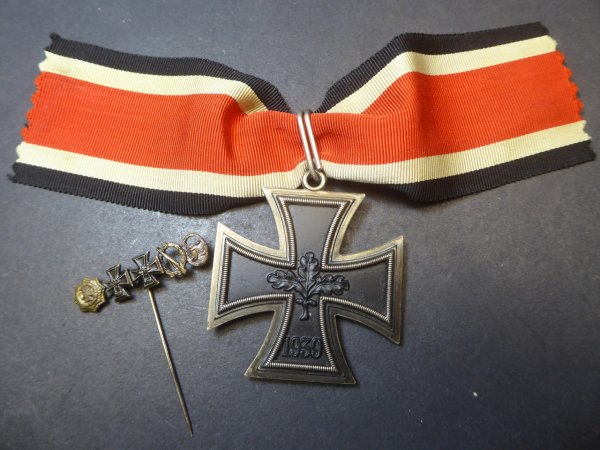 RK Ritterkreuz des Eisernen Kreuzes am Band, dreiteilig magnetisch, 57er Ausführung + Mini mit DK + EK1 + EK2 + ISA + PKA