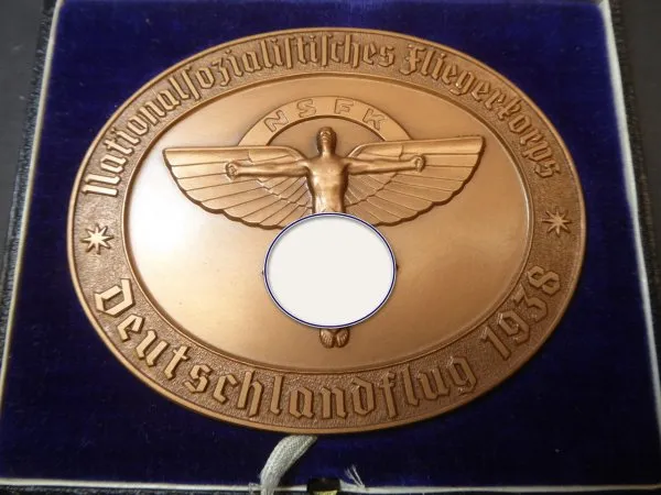 NSFK Plakette - Nationalsozialistisches Fliegerkorps Deutschlandflug 1938 mit nummerngleicher Urkunde im Etui