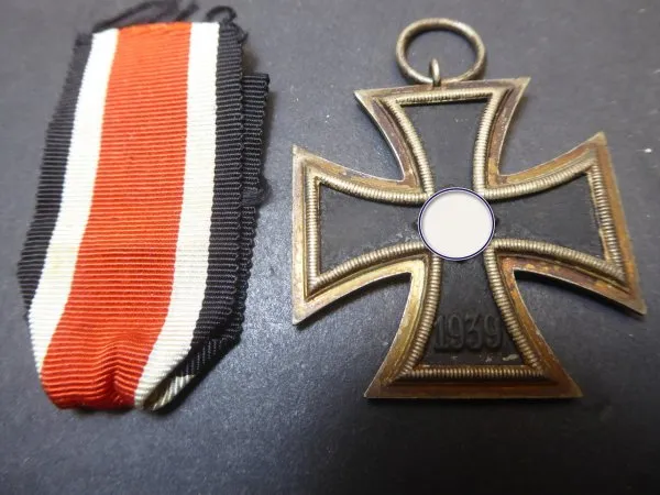 EK2 Iron Cross 2nd Class 1939 from the manufacturer 44 Jakob Bengel Oberstein on the ribbon