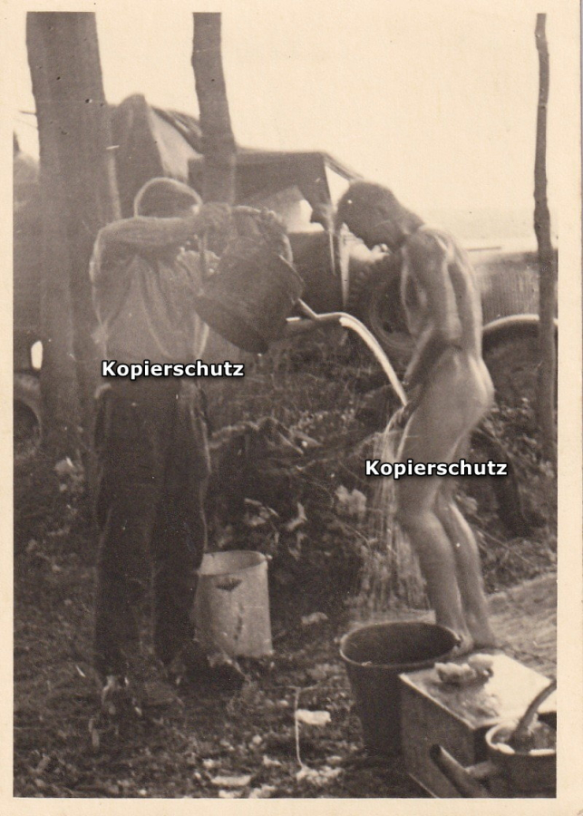 Foto eines Landsers der 7. Panzer Division Erwin Rommel beim Waschen