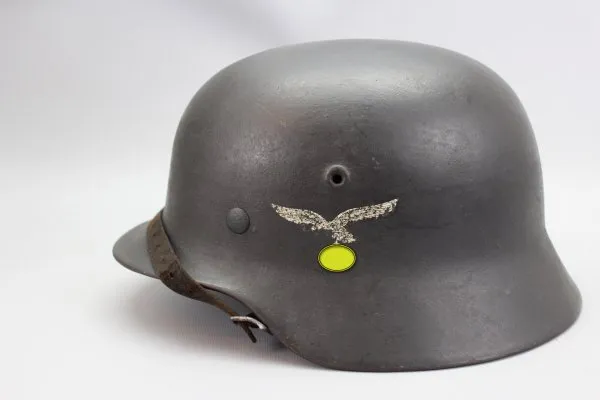 Stahlhelm der Luftwaffe mit 1 Emblem SE 66